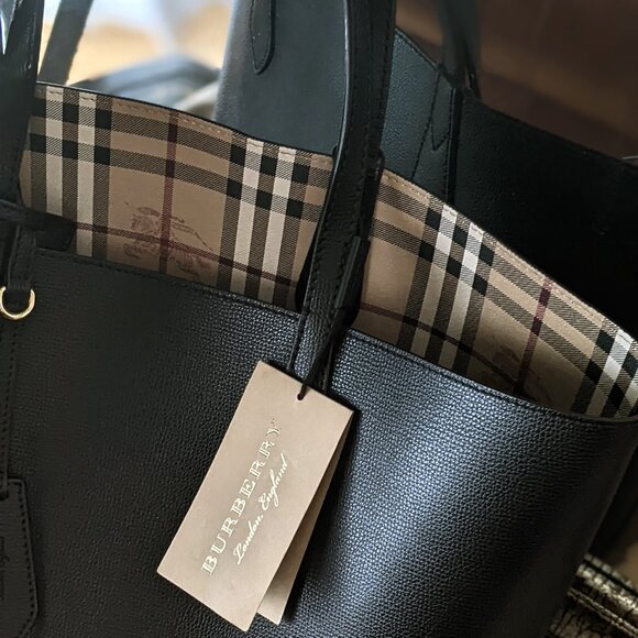 NWT BURBERRY HAYMARKET REVERSIBLE TOTE BAG - Picture 2 of 5